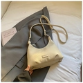 Borsa a tracolla a mezzaluna bianco crema in pelle martellata su giacca grigia - senza ciondolo / Bianco avorio