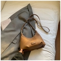 Borsa hobo vintage in pelle marrone martellata a mezzaluna con tracolla regolabile - senza ciondolo / Marrone