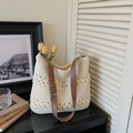 Borsa tote all'uncinetto bianco panna con motivi floreali e tracolle in pelle marrone - Bianco Sporco