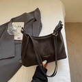 Borsa a spalla in pelle marrone scuro con cuciture bianche e fibbia dorata regolabile - Marrone