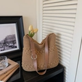 Borsa a spalla marrone all'uncinetto con motivo floreale e tracolla in pelle regolabile - Cachi