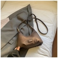 Borsa a tracolla vintage marrone scuro a mezzaluna con texture in pelle litchi fine - senza ciondolo / Caffè