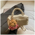 Sac à main Boston blanc crème avec boucle et joli pendentif d'ours en peluche - Avec Pendentif / Blanc