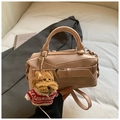 Petit sac polochon en similicuir rose nude avec pendentif chien et bandoulière réglable - Avec Pendentif / Rose