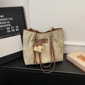 Bolso tote verde claro con relieve de oso y un llavero de cachorro de peluche - Beige con Colgante