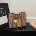 Bolso tote grande café con textura en relieve y correas de cadena metálica - Café con Colgante