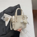 Bolso cubo chic blanco crema con colgante de uva de perlas y correa de hombro - Beige Con Amuleto