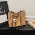 Bolso tote marrón vintage con asa de cadena y colgante de oso para el día a día - Marrón con colgante