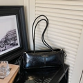 Borsa a spalla nera minimalista in pelle lucida vintage con tracolla lunga - Nero