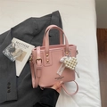 Bolso tipo cubo rosa con colgante de corazón de perlas y correa ajustable mujer - Rosa con colgante