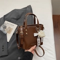Bolso bombonera marrón brillante con colgante corazón de perlas para mujer - Café con Colgante