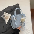 Bolso tipo cubo azul claro en cuero PU brillante con corazón de perlas y lazo encaje - Azul con Colgante