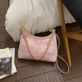 Dettaglio della borsa sottobraccio in jacquard rosa con catena dorata e pelle - Rosa