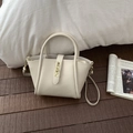 Borsa a secchiello beige in pelle motivo litchi con chiusura dorata e tracolla - Senza Ciondolo / Bianco Sporco