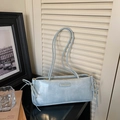 Borsa sottobraccio azzurra minimalista con texture lucida e dettagli a fiocco - Blu