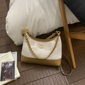 Dettaglio della borsa beige in jacquard e pelle marrone con catena in metallo dorato - Bianco