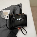 Sac à main chic en similicuir noir avec boucle argentée et bandoulière amovible - Noir