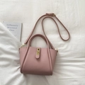 Elegante borsa a tracolla rosa cipria con trama litchi e chiusura a girello oro - Senza Ciondolo / Rosa