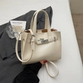Petit sac carré crème chic avec boucle en métal vintage et bandoulière réglable - Blanc Cassé