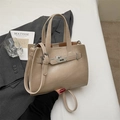 Sac bandoulière rétro en cuir beige de forme trapèze classique avec poignée supérieure - Kaki