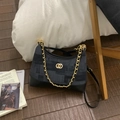 Dettaglio della borsa in tessuto blu navy con chiusura a doppio anello d'oro - Nero