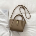 Elegante borsa a secchiello marrone testurizzata con chiusura a rotazione dorata e tracolla - Senza Ciondolo / Cachi