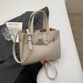 Sac à main trapèze élégant blanc crème avec boucle métallique argentée et bandoulière - Gris Beige
