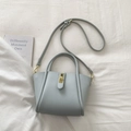 Mini borsa tote azzurra motivo litchi con chiusura a scatto dorata e tracolla in pelle - Senza Ciondolo / Blu