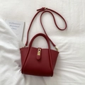 Piccola borsa a secchiello vintage in pelle rosso scuro con fibbia dorata e tracolla - Senza Ciondolo / Rosso