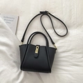 Borsa a secchiello nera in pelle a grana con chiusura dorata e doppi manici - Senza Ciondolo / Nero
