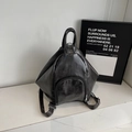 Mochila triangular negra de cuero PU con bolsillo frontal de cremallera y asa superior - Negro