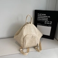 Mochila moderna de cuero PU crema con diseño único de patrón plisado geométrico triangular - Blanco Roto