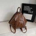 Mochila marrón de piel sintética vintage con forma geométrica y detalles plateados - Marrón