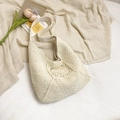 Schicke cremefarbene Häkeltasche mit Blumenmuster und Strickstruktur für den Strandurlaub - Magnetdruckknopfverschluss / Weiß