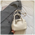 Minimalistische weiße Eimertasche aus Leder mit Narbenstruktur und silbernem Schloss - Weiß Mit Anhänger