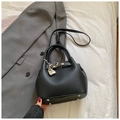 Schicke schwarze Eimertasche aus Leder mit Herzschloss und verstellbarem Riemen - Schwarz Mit Anhänger