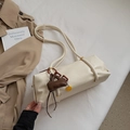 Cremeweiße Boston-Tasche mit Litschi-Struktur und Mini-Anhänger-Dekoration - Mit Anhänger / Gebrochenes Weiß