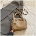 Minimalistische khakifarbene Beuteltasche mit Lychee-Muster Leder und Silberschloss - Khaki Mit Anhänger