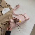 Rosafarbene Boston-Tasche mit Faltenstruktur, Schultergurt und Lederanhänger-Accessoire - Mit Anhänger / Rosa