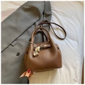 Braune Beuteltasche mit Litschi-Maserung, Herzanhänger und verstellbarem Schultergurt - Braun mit Anhänger