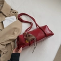 Rote plissierte Boston-Tasche mit doppelten Trägern und modischen Anhängern für Damen - Mit Anhänger / Rot