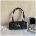 Bolso de hombro cilíndrico negro a la moda con colgante de corazón y herrajes plateados - Negro