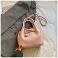 Rosafarbene Eimertasche aus Narbenleder mit Herzschloss und verstellbarem Riemen - Rosa Mit Anhänger