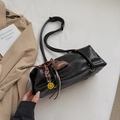Schicke schwarze Boston Bag mit glänzender Faltenstruktur und trendigen Anhängern - Mit Anhänger / Schwarz