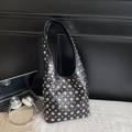 Moderne Punk Hobo-Tasche in Schwarz mit silbernen Nieten und glänzendem Lederfinish - Schwarz