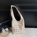 Schicke beige Hobo-Tasche mit silbernen Nieten und breitem Schultergurt für den Alltag - Weiß