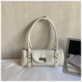 Elegante bolso de hombro baguette blanco con colgante de corazón y bolsillo de solapa - Blanco