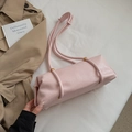 Chic pink wrinkled leather Boston bag with slim straps and golden metal hardware details - No Pendant / Pink