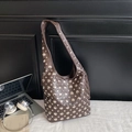Braune Hobo-Tasche aus Leder mit silbernen Nieten und schickem Punk-Vintage-Design - Braun