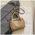 Khakifarbene Eimer-Handtasche aus Leder mit Litschimuster und silbernem Verschluss - Khaki (Ohne Anhänger)